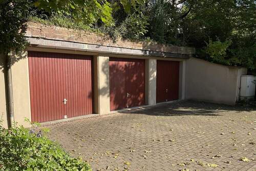 Garageneinfahrt - 8 Zimmer Mehrfamilienhaus, Wohnhaus zum Kaufen in Stuttgart