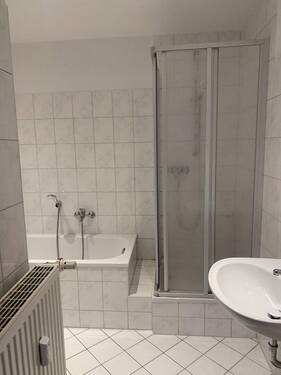 Bad mit Wanne und Dusche - 