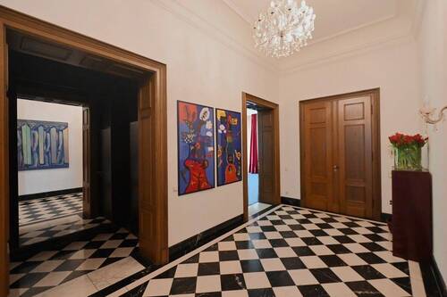 Entrée - Thronfolger gesucht! Schlösschen-Whg. mit Ruhrblick, zauberhaftem Appartement & Garage in Werden