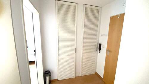 Flur mit Einbauschrank - 