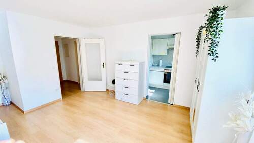 Wohnen Blick zur Küche - 1 Zimmer Etagenwohnung in Nürnberg