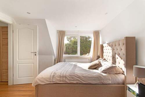 Lichtdurchflutetes Schlafzimmer im Obergeschoss - 