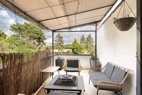 Dachterrasse mit Blick aufs Getreidefeld - 