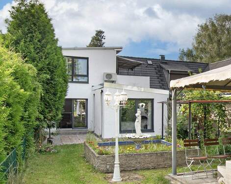 Rückansicht mit wohnlich augebautem Anbau - 