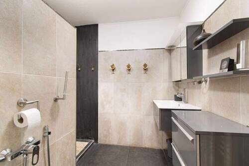 Stilvolles Badezimmer mit Dusche und WC - 