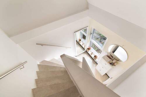 Helle Treppe mit Metallgeländer - 