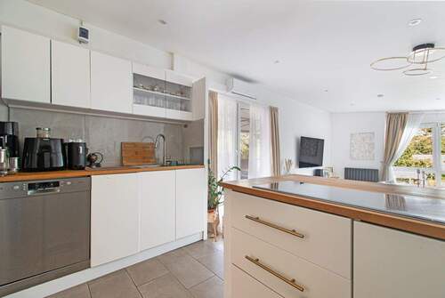 Moderne, offene Küche im Obergeschoss - 