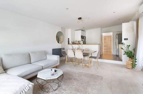 Wohnzimmer im Obergeschoss mit offener Küche - 