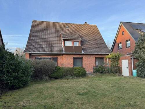 Rückansicht und Garten - 7 Zimmer Einfamilienhaus in Itzehoe