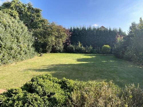 Blick von der Terrasse in den Garten - Einfamilienhaus mit 145,30 m&sup2; in Itzehoe zum Kaufen