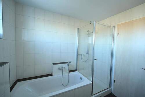 Bad mit Wanne und Dusche - 