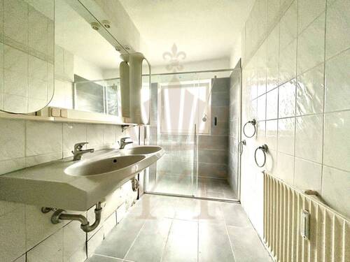 Badezimmer (teilmodernisiert) - 