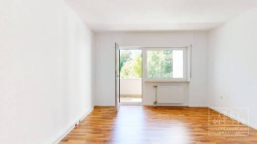 Schlafzimmer mit Übergang auf den Balkon - 