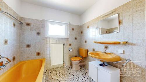 Badezimmer mit Badewanne - 