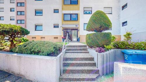 Hausansicht - Treppe zum Hauseingang - 