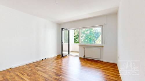 Schlafzimmer mit Übergang auf den Balkon - 