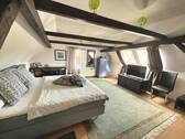 großes Schlafzimmer im Dachgeschoss - Charmantes Einfamilienhaus mit zwei Wohneinheiten und wunderschönem Garten
