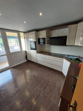 Küche mit EBK und Balkonzugang - 