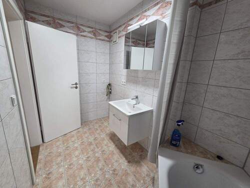 Waschbecken und Waschmaschinenanschluss - 