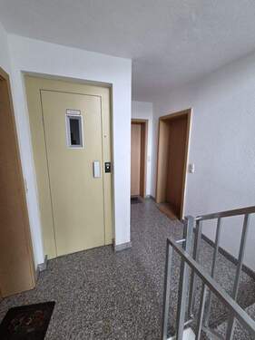 Treppenhaus mit Aufzug - 