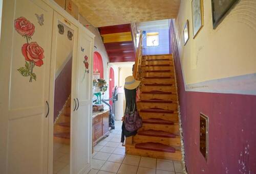 Flur mit Treppenaufgang zum Obergeschoss - 