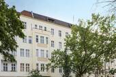 Außenansicht - Bezugsfreie, sanierte 2-Zimmer-Altbauperle mit Aufzug & Balkon