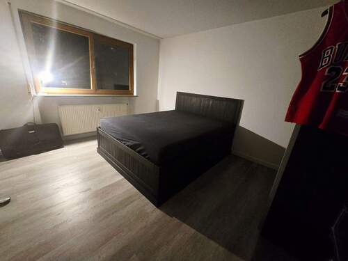 schönes Schlafzimmer mit Bett und Schrank - Etagenwohnung mit 58,00 m² in Nürnberg zur Miete