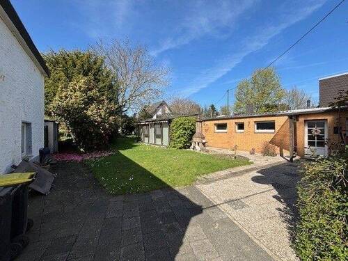 Blick auf Haus und Nebengebäude und Garten - Rustikales Wohnhaus in ländlicher Lage Rheindahlen