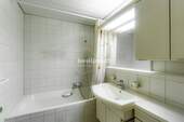 Badezimmer mit Wanne - 
