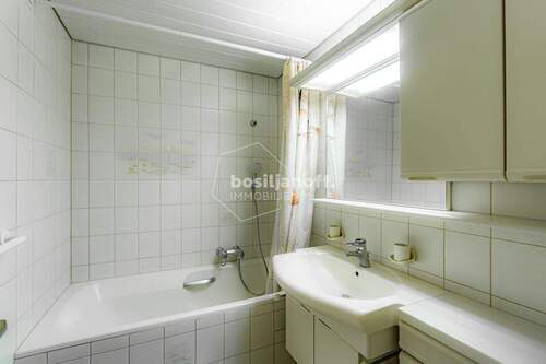 Badezimmer mit Wanne - 