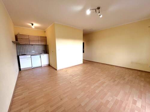 Wohnraum mit Einbauküche - Etagenwohnung in Hemhofen zum Kaufen