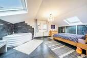 Schlafzimmer mit Whirlpool - Einfamilienhaus mit 280,00 m&sup2; in Hirschberg an der Bergstraße zum Kaufen