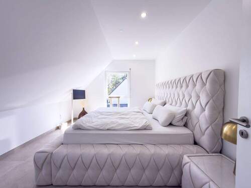 Schlafzimmer - 4 Zimmer Einfamilienhaus zum Kaufen in München