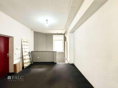 Richtung Keller und Seiteneingang - 