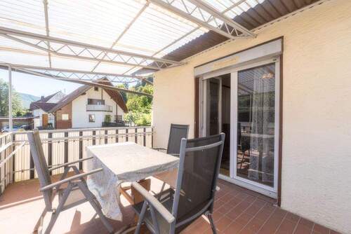 EG. Balkon vom Wohnzimmer aus - 6 Zimmer Einfamilienhaus in Nusplingen