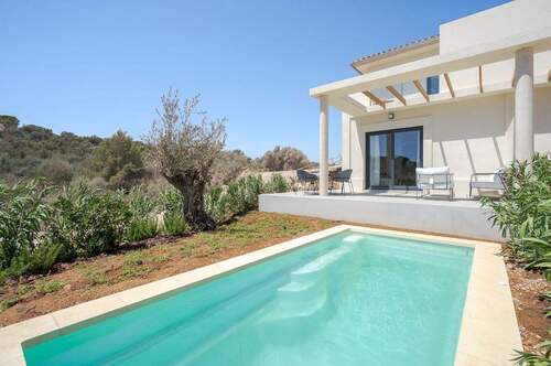 Außenansicht mit Pool - Exklusive Neubau Doppelhaushälfte in Cala Romantica - Mit traumhaftem Ausblick in die Natur