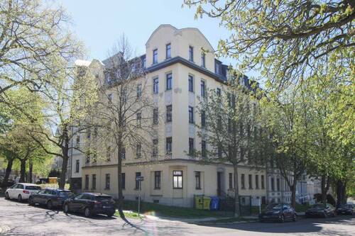 Objektansicht - *Vermietete* 2-Zi.-Wohnung im Dachgeschoss mit Balkon eines denkmalgeschützten Mehrfamilienhauses