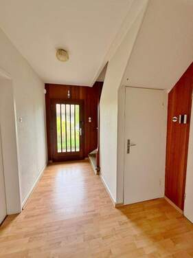 Flur - 5 Zimmer Einfamilienhaus in Stuhr