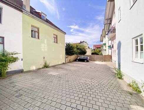 Parkplätze auf dem rückwärtigen Hofbereich - Mehrfamilienhaus, Wohnhaus in Bad Tölz zum Kaufen