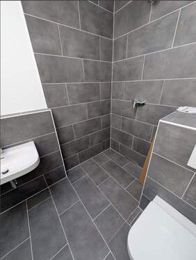 Bad aus dortigem Haus B - 3 Zimmer Etagenwohnung in Nauen