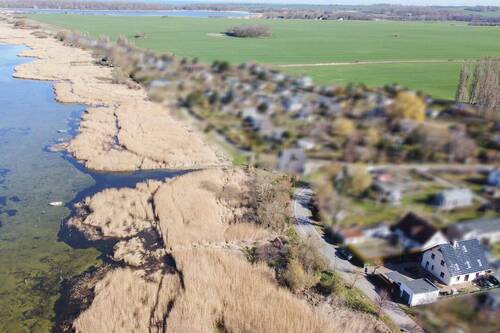 Ortslage - Einfamilienhaus in Polchow auf Rügen - Wohnen auf 3 Ebenen in erster Wasserlage am Bodden