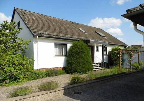 Hausansicht - Einfamilienhaus in Hameln Hastenbeck mit Pool und Sauna auf Eigentumsgrundstück