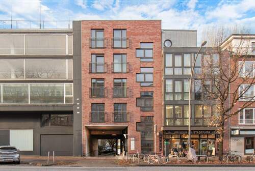 Modernes Mehrfamilienhaus mit großzügigen Fensterflächen - In zentraler Lage von Winterhude - Großzügige 3-Zimmer Wohnung mit Südwest Balkon