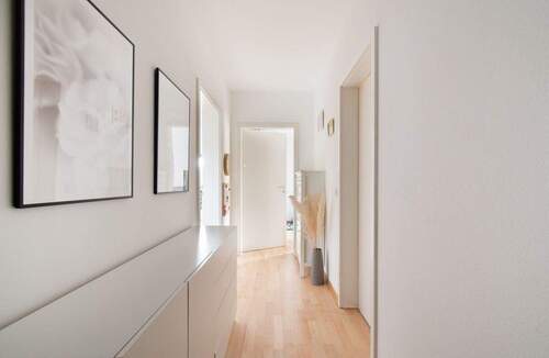 Weitläufiger Flur mit direktem Zugang zu den angrenzenden Zimmern - 3 Zimmer Etagenwohnung in Hamburg