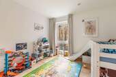 Potentielles Kinderzimmer mit bodentiefem Fenster - 