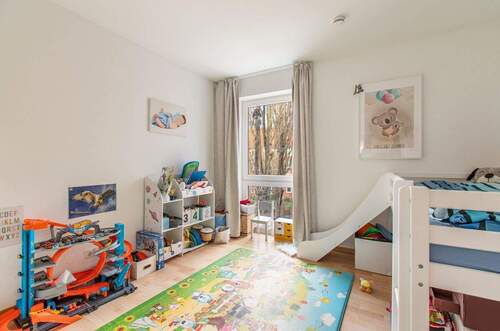 Potentielles Kinderzimmer mit bodentiefem Fenster - 