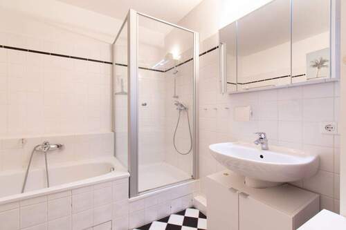 Stilvolles Bad mit Keramikfliesen und Fußbodenheizung - 