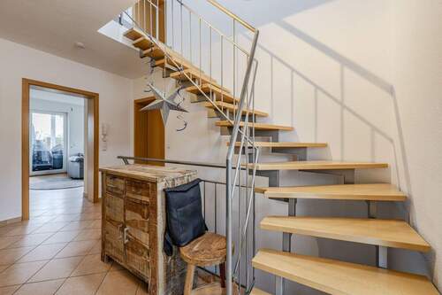 Eingangsbereich / Treppe - 7 Zimmer Einfamilienhaus in Abstatt