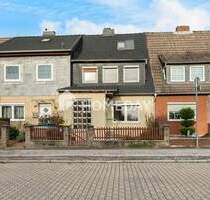 Gut gepflegtes Reihenmittelhaus mit modernem Bad, Wintergarten, Gartenlaube und ausgebautem DG - Salzgitter Lebenstedt