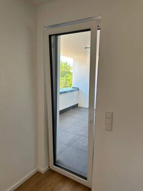 Schlafzimmer mit Zugang zur Loggia - 